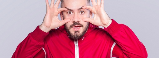 Ator André Massa faz temporada do show de humor Comediologia no Teatro Viradalata